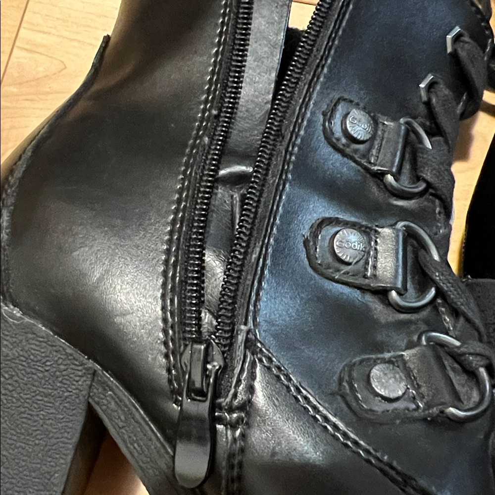 Elegant Black Women's Winter Boots - Picture 13 of 16
